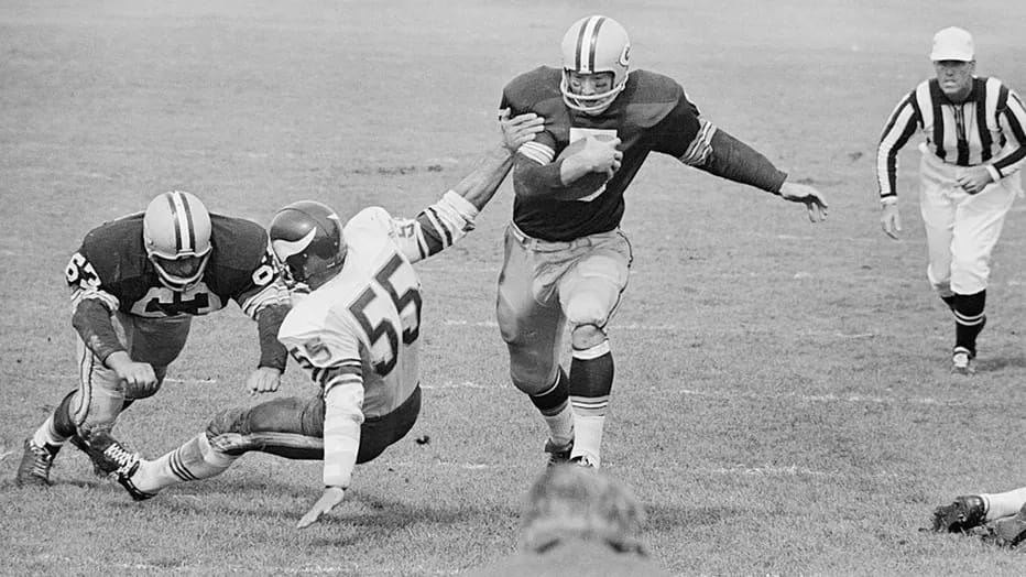 Hornung (5) carries the ball for the Packers.