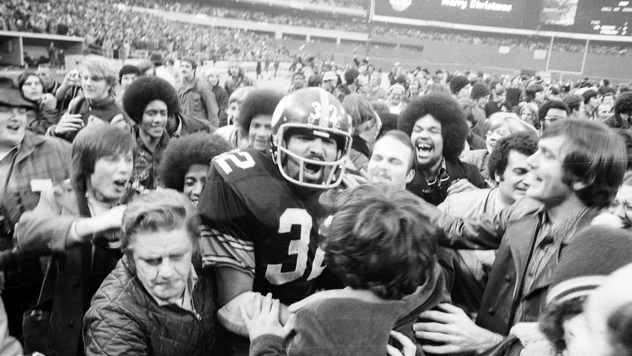 Fans mob Harris at Three Rivers Stadium.