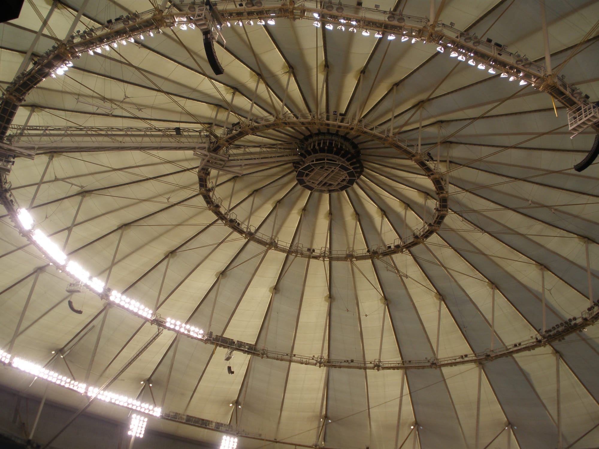 The catwalk rings. The lower 2 are a home run; the upper 2 are in play. (Photo: Doctorindy, CC BY-SA 3.0, via Wikimedia Commons)