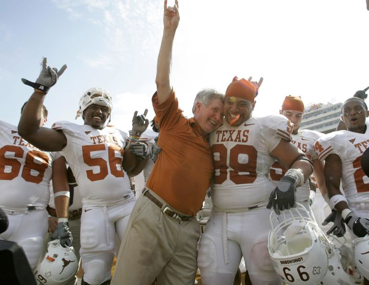 Mack Brown celebrates with Texas players after beating No. 1 Oklahoma in 2008