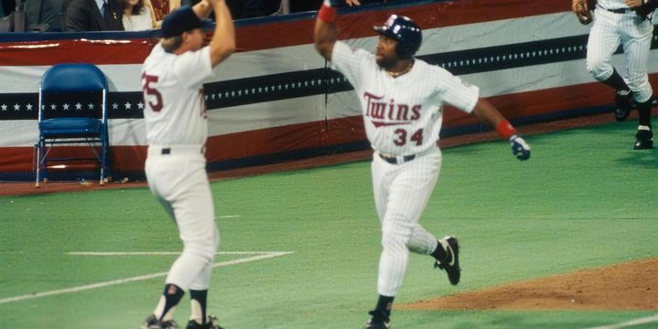 Kirby Puckett rounds the bases after his walk-off home run in Game 6 of the 1991 World Series