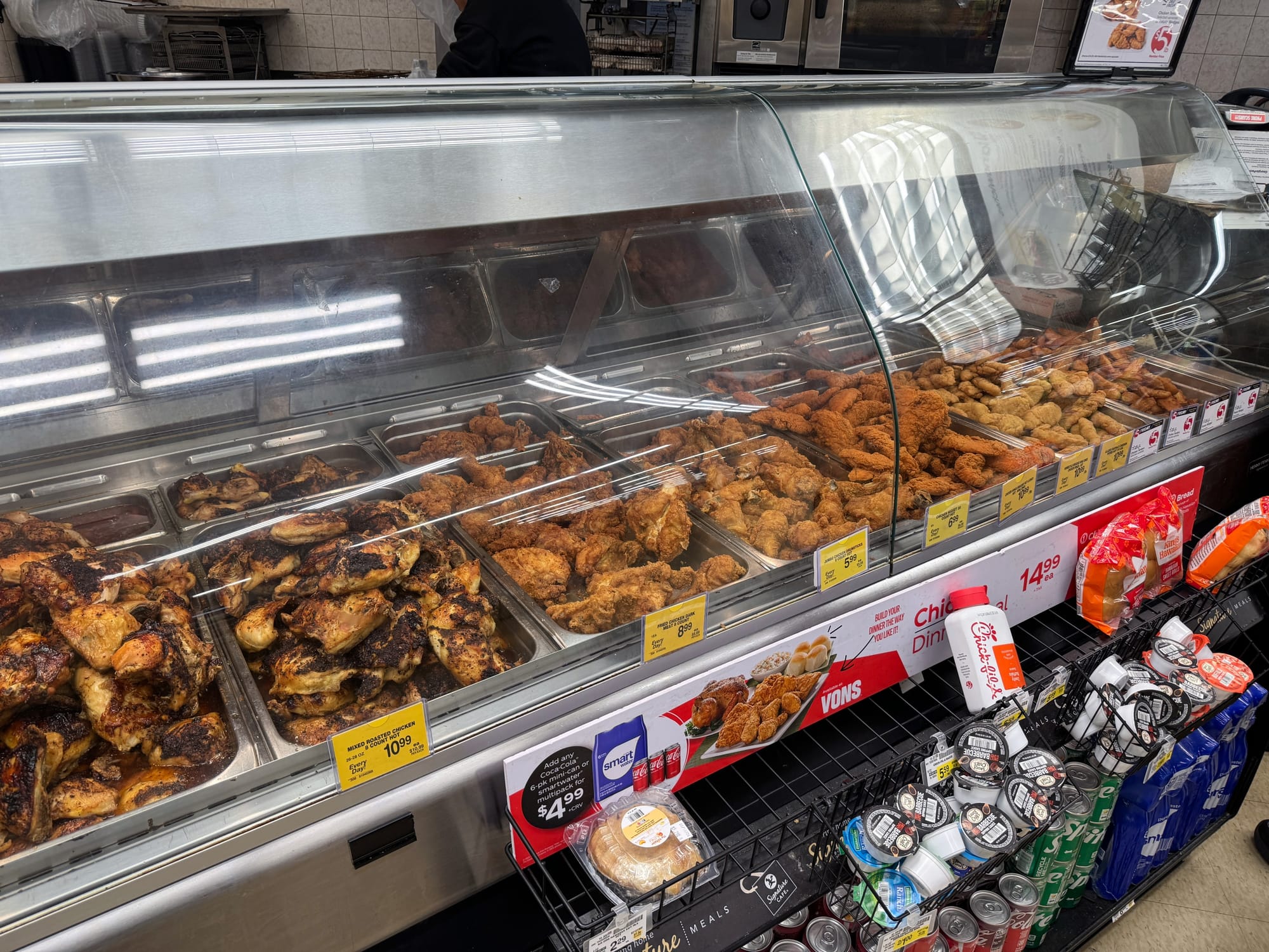 Vons deli display case showing various prepared chicken products.