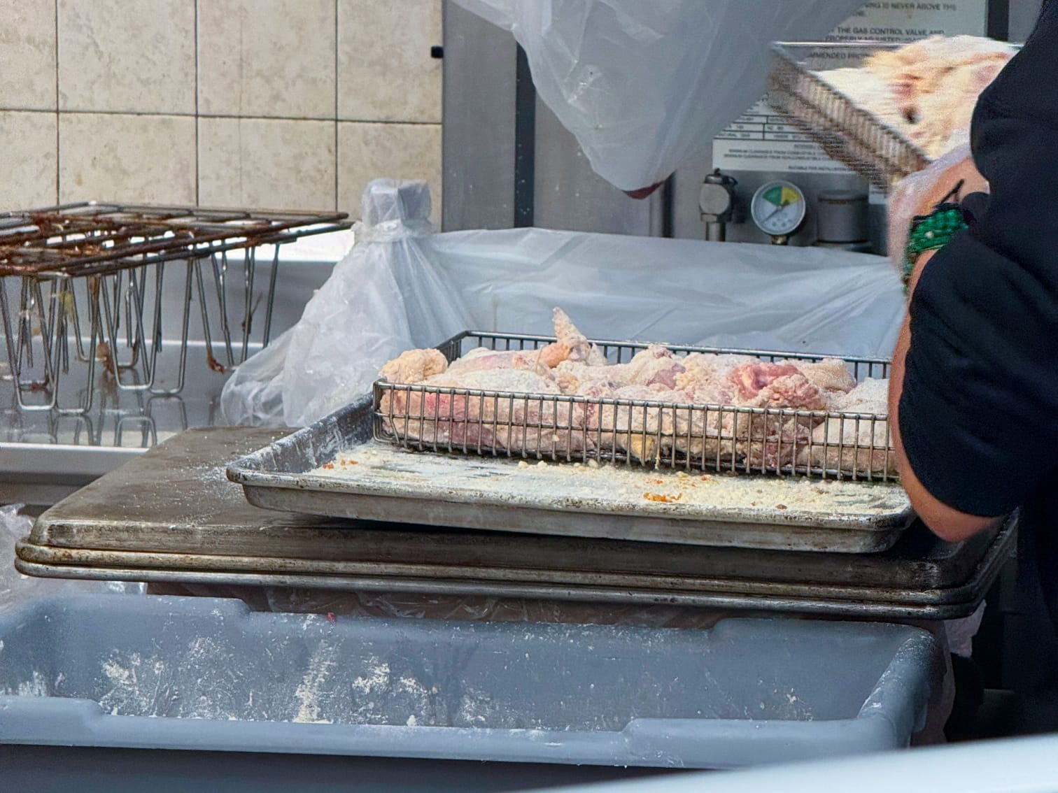 Vons deli associate preparing fried chicken.