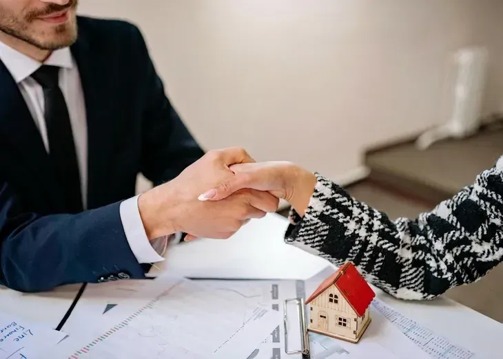 Desregulación inmobiliaria: el Gobierno recibió a corredores y crece la tensión por las matrículas