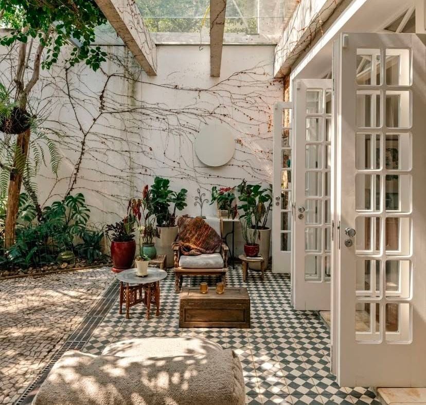 Exteriores más habitables: materiales nobles y económicos para renovar patios y terrazas
