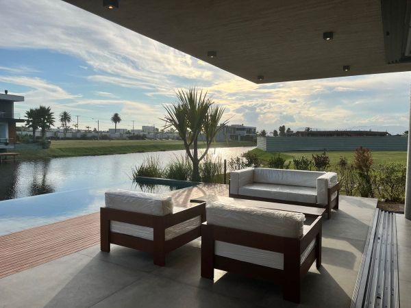 Vivir frente a una laguna natural: el nuevo lujo en Tigre