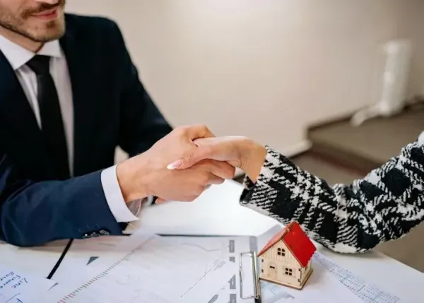 Desregulación inmobiliaria: el Gobierno recibió a corredores y crece la tensión por las matrículas