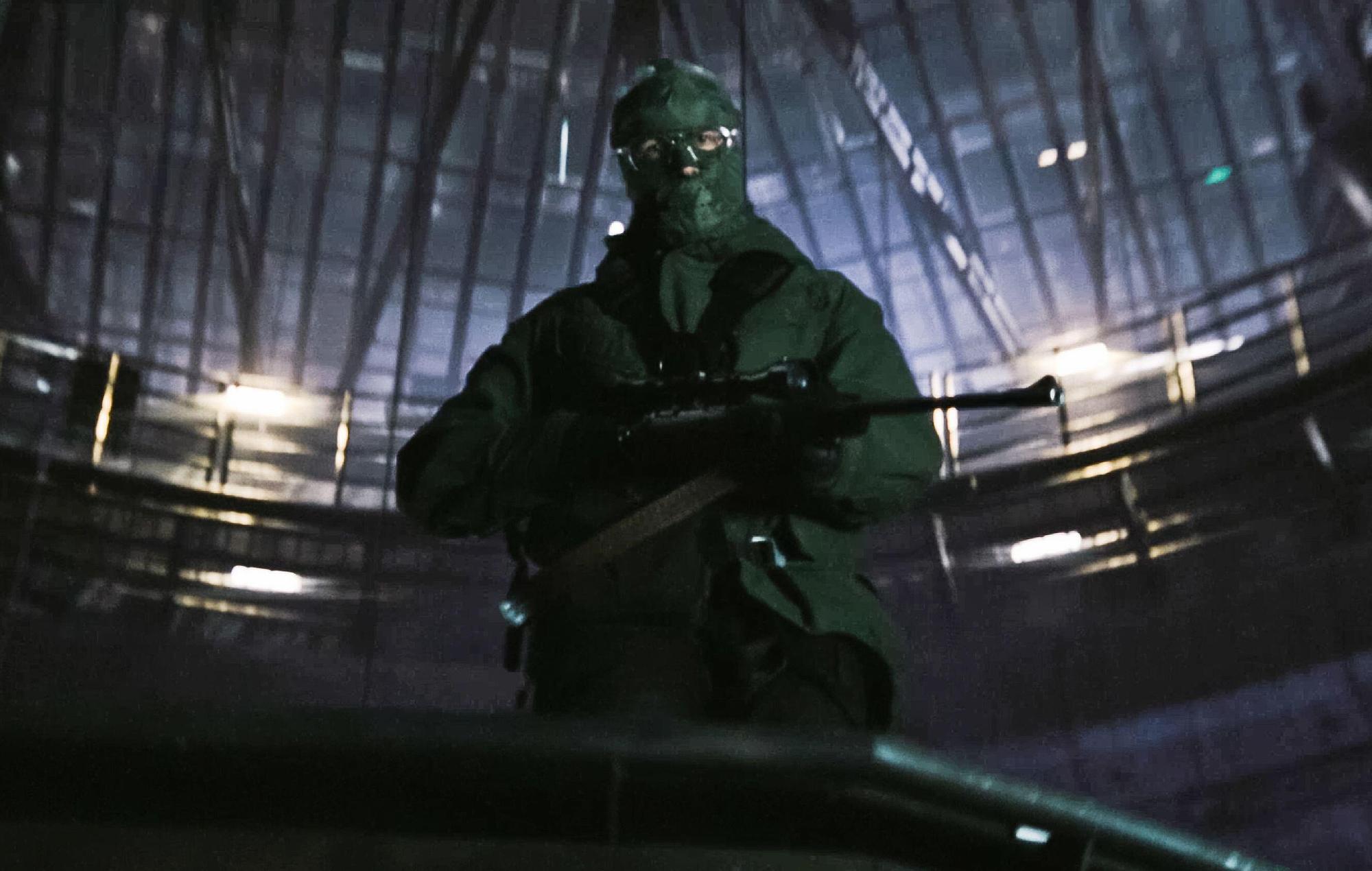 In the 2022 film, The Riddler and Batman are two sides of the same coin. (Credit: Warner Bros.)