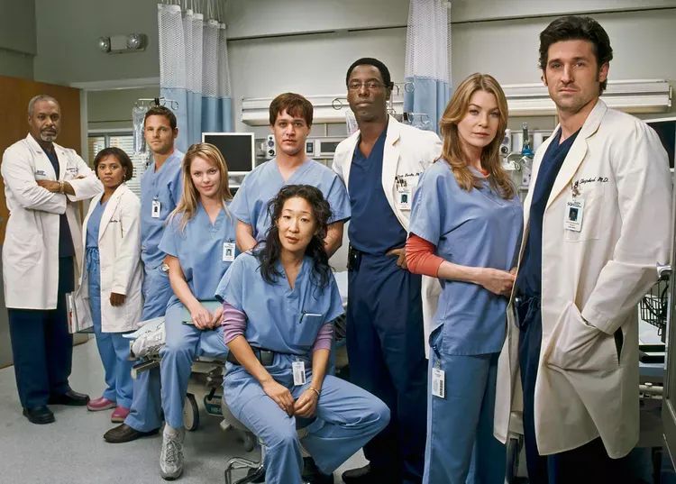 The season 2 cast of Grey's Anatomy featured James Pickens, Jr.; Chandra Wilson; Justin Perkins; Katherine Heigl; T.R. Knight; Sandra Oh; Isaiah Washington; Ellen Pompeo; and Patrick Dempsey.