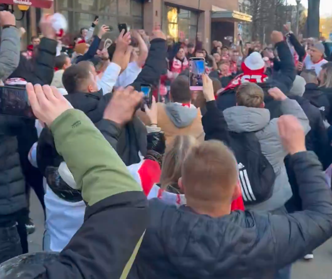 Polscy kibice przejęli Sztokholm! Biało-czerwony tłum na ulicach [WIDEO] Zdjęcie główne wpisu
