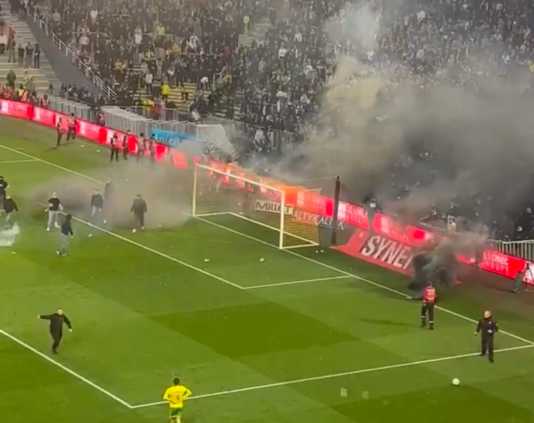 Wielka awantura w meczu Ligue 1! Kibice wtargnęli na boisko [WIDEO] Zdjęcie główne wpisu