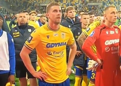 Arka Gdynia spada z Ekstraklasy. Kibice przeprowadzili rozmowę motywacyjną [WIDEO] Zdjęcie główne wpisu