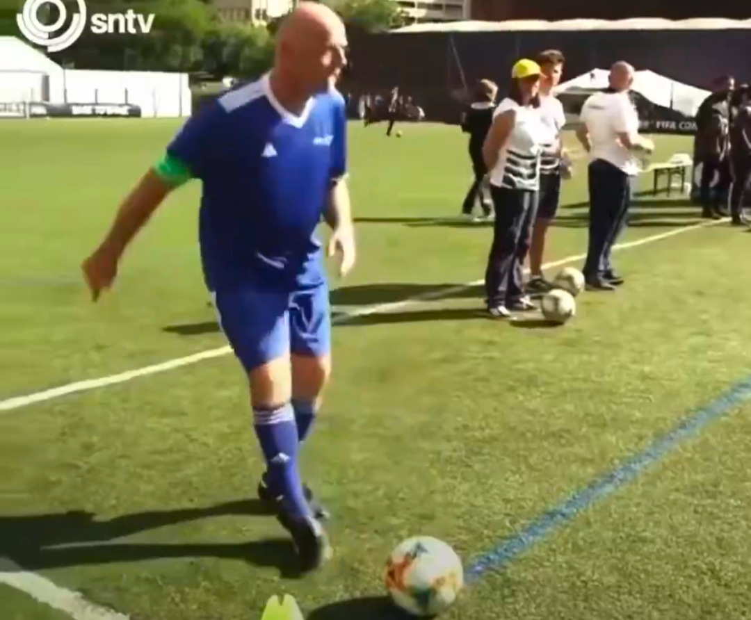 Tak rzuty rożne wykonuje Gianni Infantino. Kibice mieli niezły ubaw [WIDEO] Zdjęcie główne wpisu