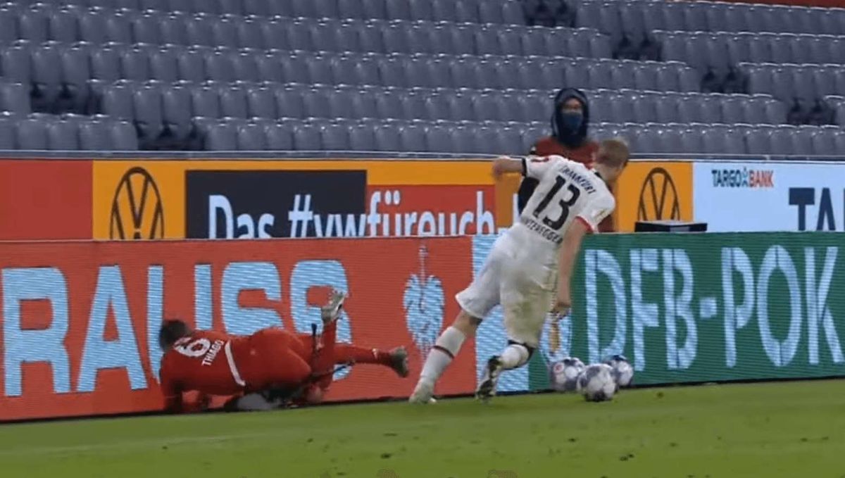 Martin Hinteregger chciał zakończyć karierę Thiago? Brutalny faul obrońcy… [WIDEO] Zdjęcie główne wpisu
