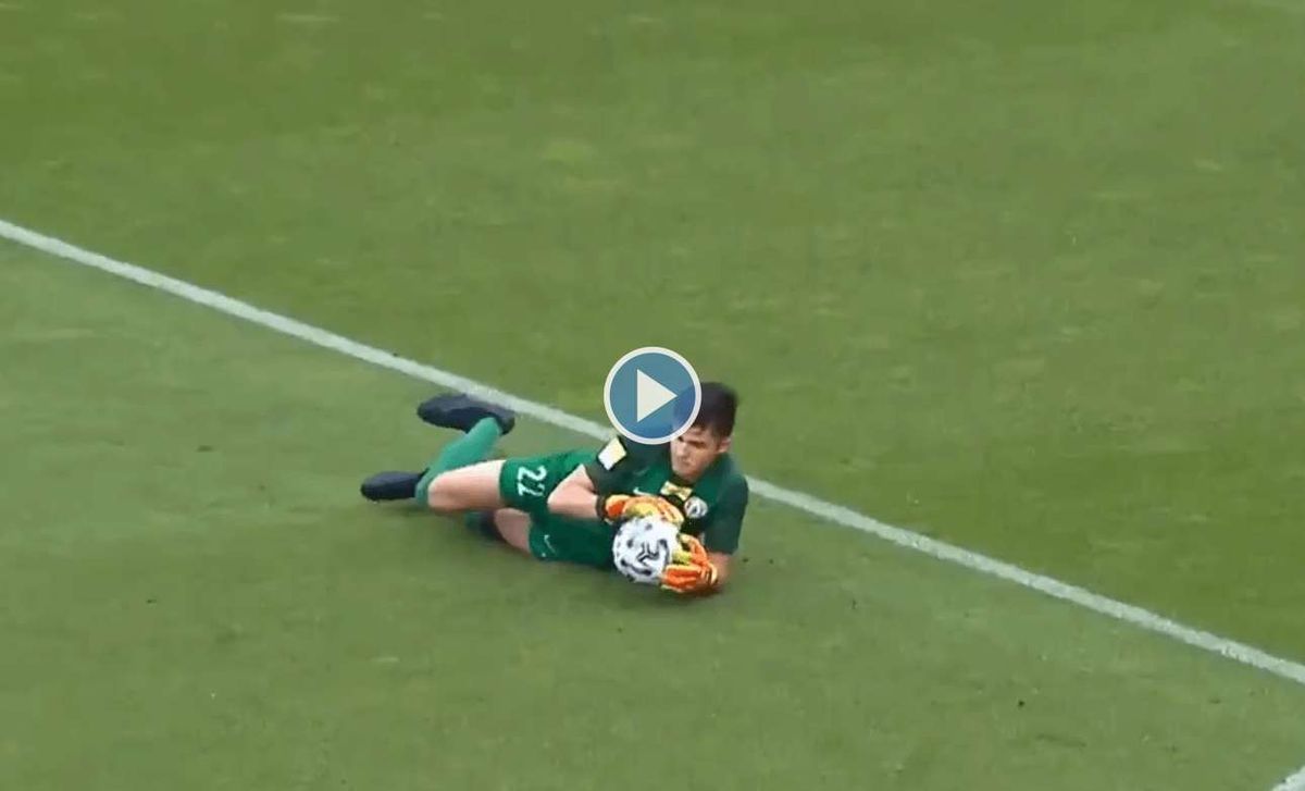 Niecodzienna sytuacja w 1. lidze! Bramkarz złapał piłkę poza polem karnym i uniknął kary? [WIDEO] Zdjęcie główne wpisu