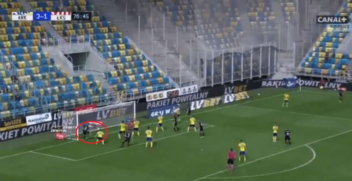 Piłkarze ŁKS-u weszli na wyższy level. Napastnik wybił piłkę zmierzającą do bramki [WIDEO] Zdjęcie główne wpisu