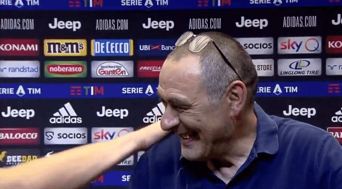 Radość w Juventusie po mistrzostwie! Szczęsny poratował trenera papierosem! [WIDEO] Zdjęcie główne wpisu