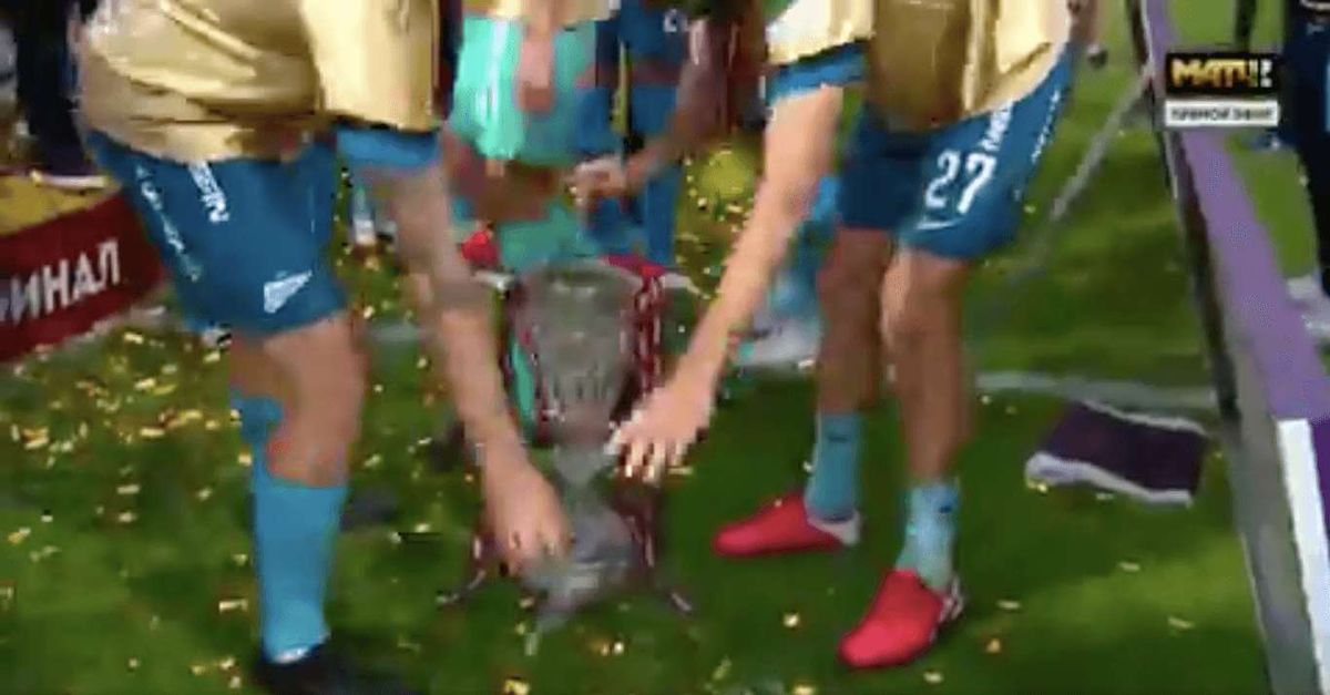 Niecodzienna sytuacja. Piłkarze zbili puchar [WIDEO] Zdjęcie główne wpisu