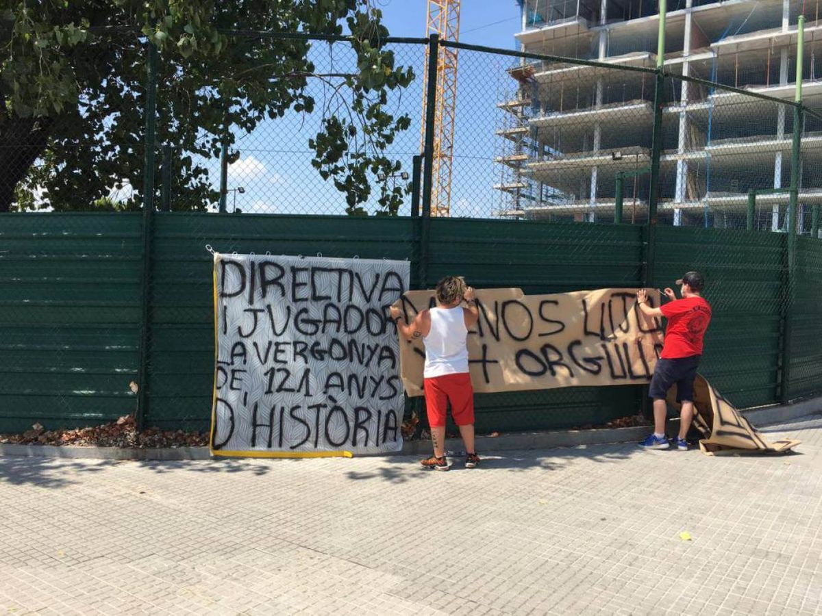Kibice Barcelony są wściekli! Przygotowali „niespodziankę” dla zarządu i piłkarzy Zdjęcie główne wpisu