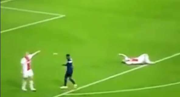 Niepokojące sceny podczas meczu towarzyskiego. Piłkarz Ajaxu niespodziewanie upadł na murawę [WIDEO] Zdjęcie główne wpisu