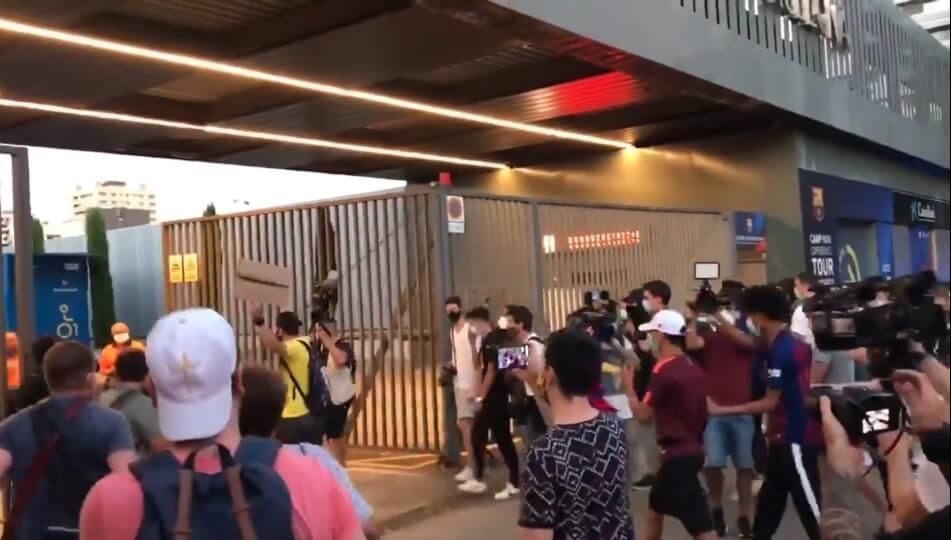 Kibice Barcelony przedostali się pod Camp Nou! Ochrona nie dała rady… [WIDEO] Zdjęcie główne wpisu