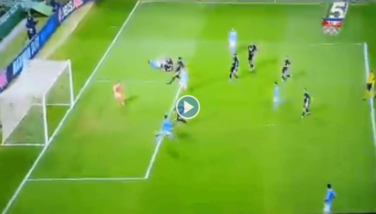 Jak on to zmarnował?! Sterling nie trafia z kilku metrów do pustej bramki [WIDEO] Zdjęcie główne wpisu