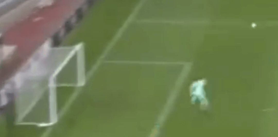 Gol Rangersów zsunięty na boczny tor. Mamy nowy rekord jeśli chodzi o dystans z jakiego strzelono bramkę w Lidze Europy! [WIDEO] Zdjęcie główne wpisu