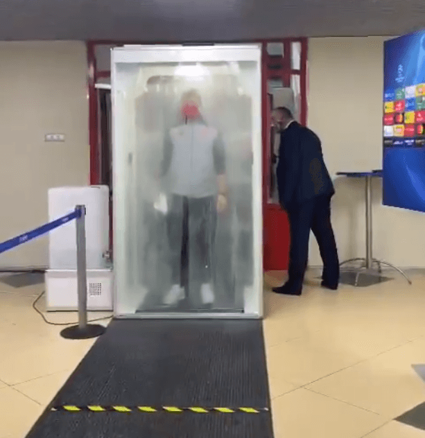 Nietypowe przywitanie Lokomotiwu Moskwa. Piłkarze Bayernu w pełni zdezynfekowani! Zdjęcie główne wpisu