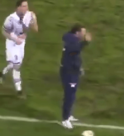 Nietypowa reakcja trenera na wydarzenia boiskowe. Szkoleniowiec Catanii odebrał piłkę rywalowi [WIDEO] Zdjęcie główne wpisu