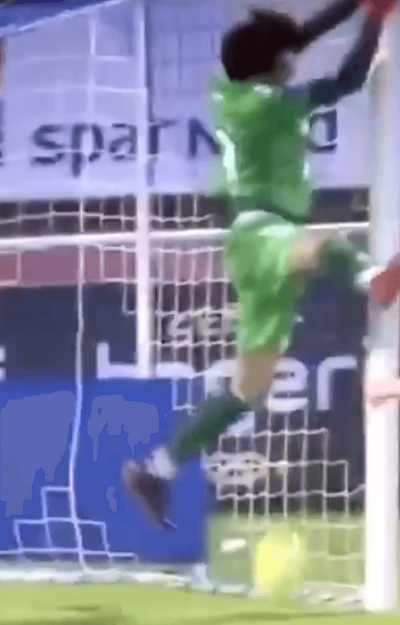 Kamil Grabara z fatalnym błędem w Pucharze Danii. Kibic przerobił go na cyrkowca [WIDEO] Zdjęcie główne wpisu