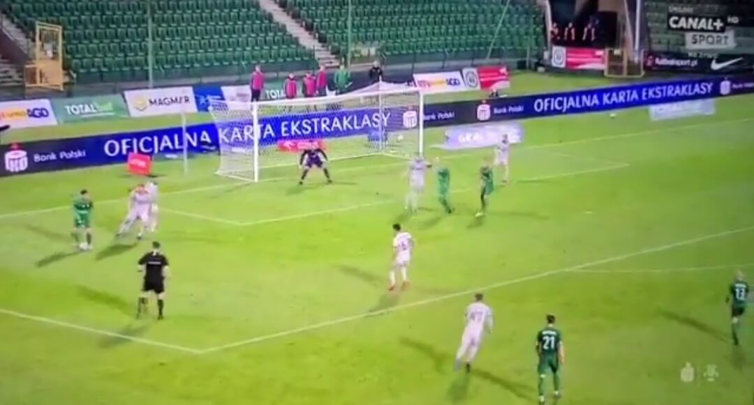 Błąd piłkarza Warty Poznań. Pomylił sędziego ze swoim kolegą [WIDEO] Zdjęcie główne wpisu