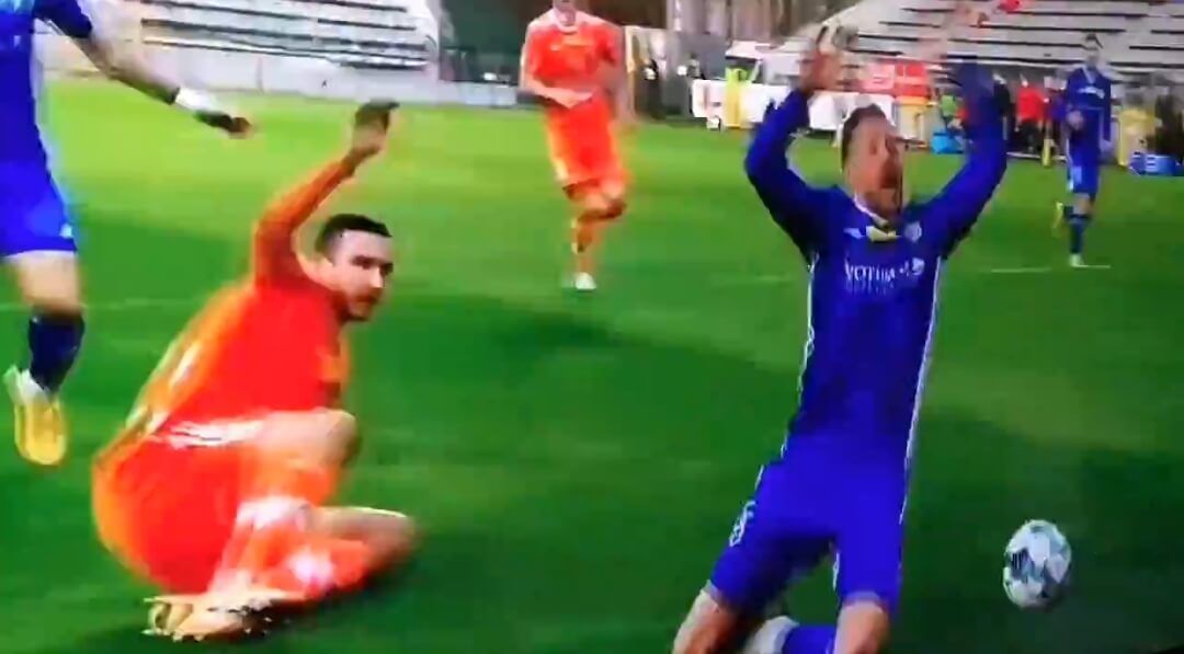 Znakomita symulka w 1. lidze! Piłkarz zdołał nabrać sędziego [WIDEO] Zdjęcie główne wpisu