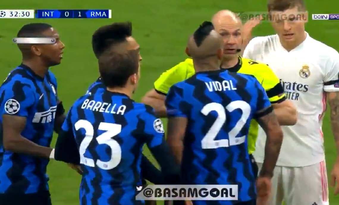 Dwie żółte kartki w kilkanaście sekund dla Vidala za dyskusje. Był faul? [WIDEO] Zdjęcie główne wpisu