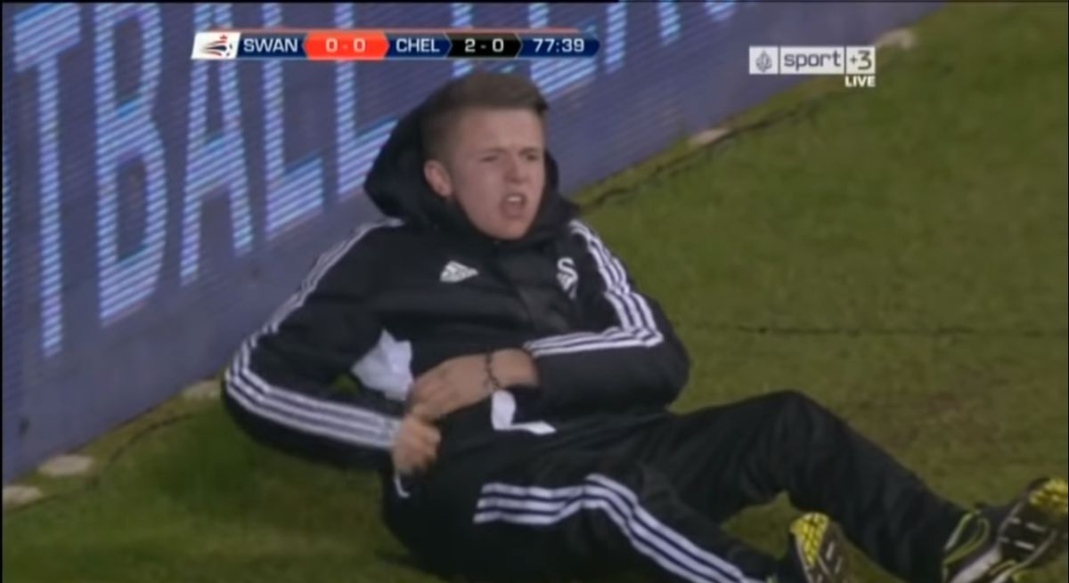 Co robi teraz chłopiec od podawania piłek, którego kopnął Hazard? Ciekawy biznes Zdjęcie główne wpisu