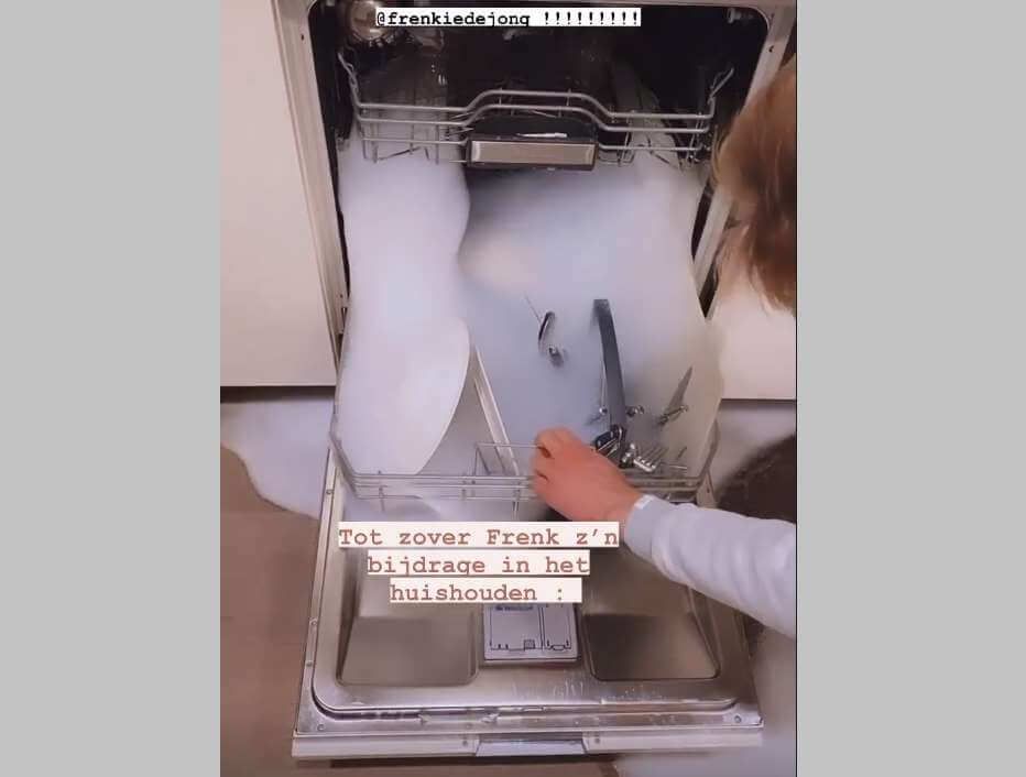 Frenkie de Jong zalał pół kuchni. Obsługa zmywarki go przerosła [WIDEO] Zdjęcie główne wpisu