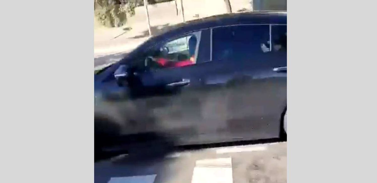Piłkarz FC Barcelony przejechał autem na czerwonym świetle, żeby uciec przed dziećmi [WIDEO] Zdjęcie główne wpisu