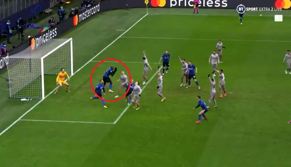 Lukaku nabity w kluczowej sytuacji. Głowa Belga przeszkodziła Interowi w awansie [WIDEO] Zdjęcie główne wpisu