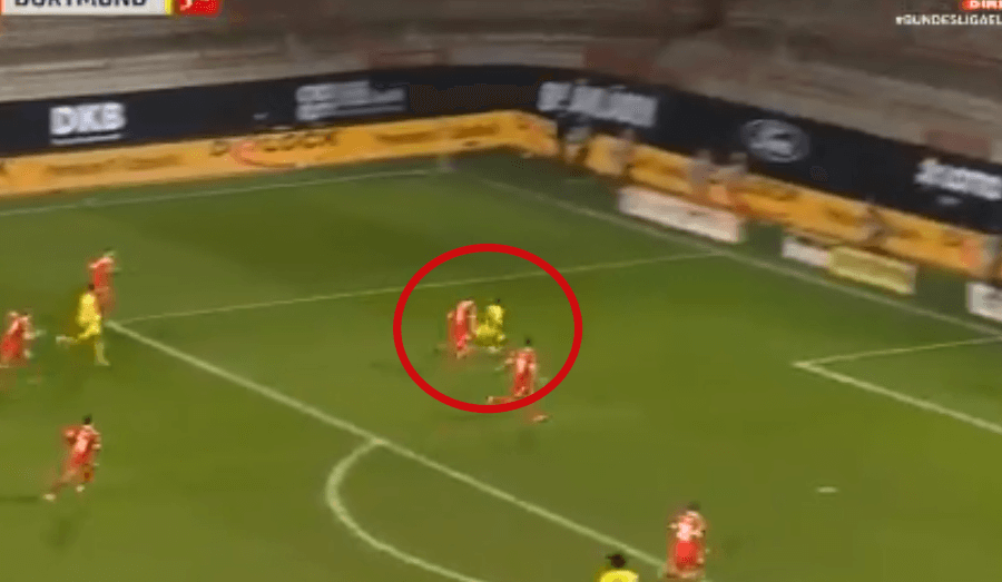 Pierwszy gol Moukoko w Bundeslidze! Potężny strzał 16-latka [WIDEO] Zdjęcie główne wpisu