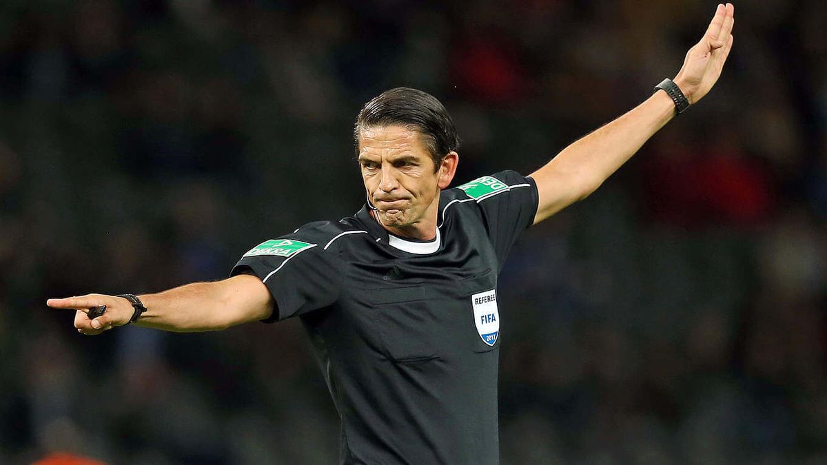 Powrót do meczu sprzed lat! Arbiter meczu Barcelona – PSG nie może udzielać wywiadów Zdjęcie główne wpisu