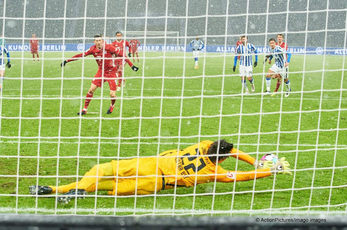 Maszyna zatrzymana! Bramkarz Herthy obronił karnego Lewandowskiego [WIDEO] Zdjęcie główne wpisu