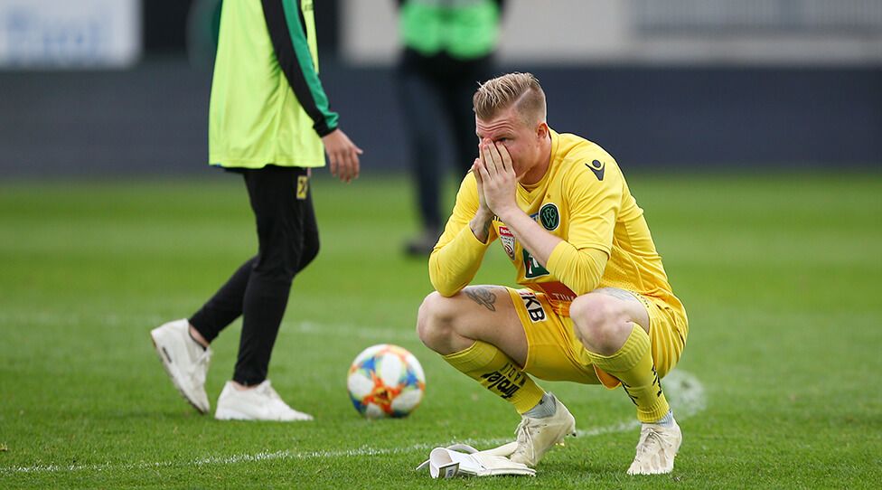 Austriacki bramkarz kontuzjowany. Zaskoczył go… grill. „Będę musiał odpocząć przez tydzień” Zdjęcie główne wpisu