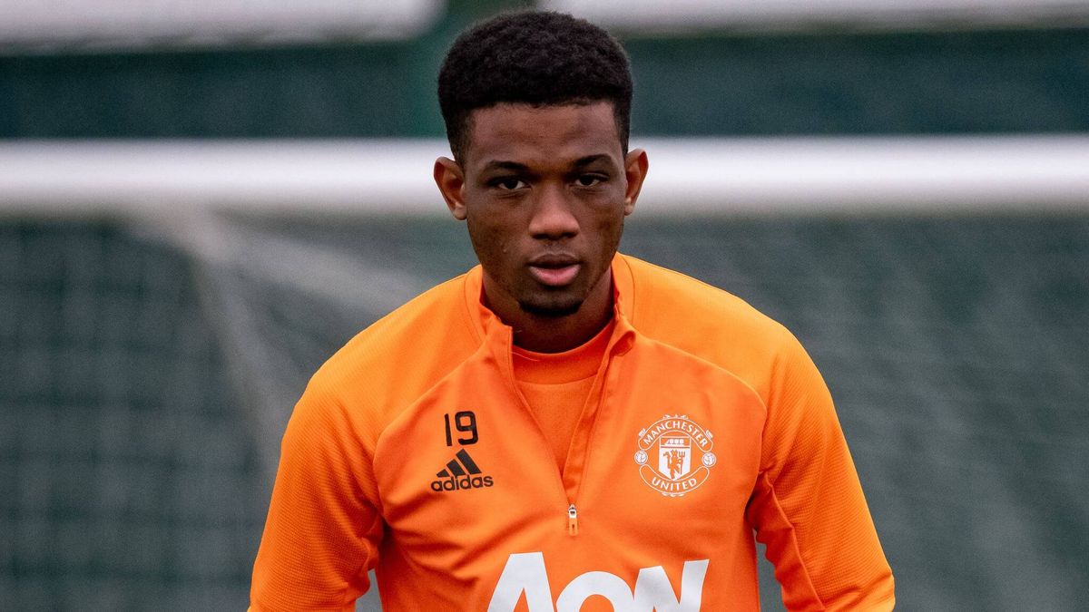 Nowy piłkarz Manchesteru United ukarany finansowo! 18-latek trafił do Europy na lewych papierach Zdjęcie główne wpisu