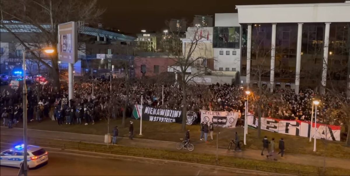 Setki kibiców Legii zebrały się pod stadionem. Policja wystawiła mandaty i zatrzymała kilka osób Zdjęcie główne wpisu