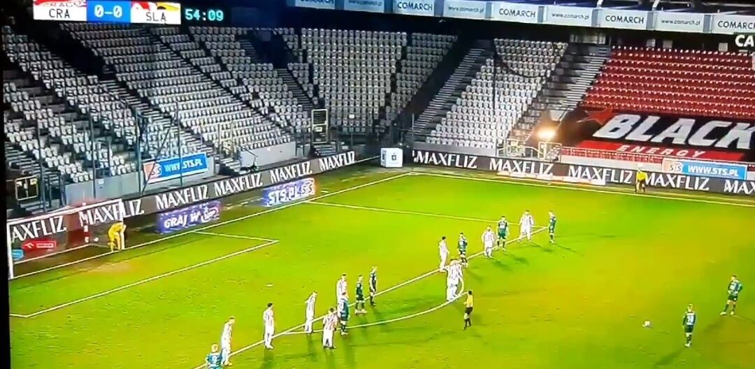 Kilkadziesiąt sekund narad i takie wykonanie. Fatalny rzut wolny Śląska Wrocław [WIDEO] Zdjęcie główne wpisu