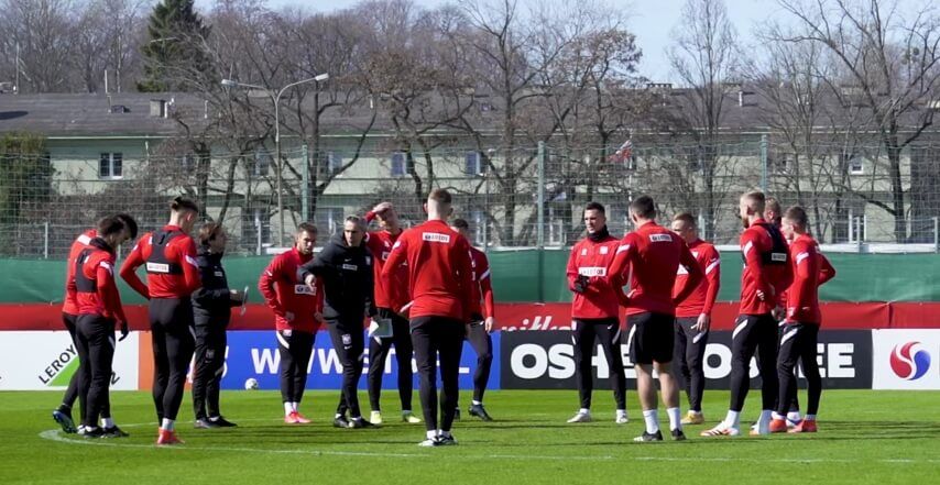 Kontuzja pomocnika reprezentacji Polski! Opuścił boisko przy pomocy lekarzy Zdjęcie główne wpisu