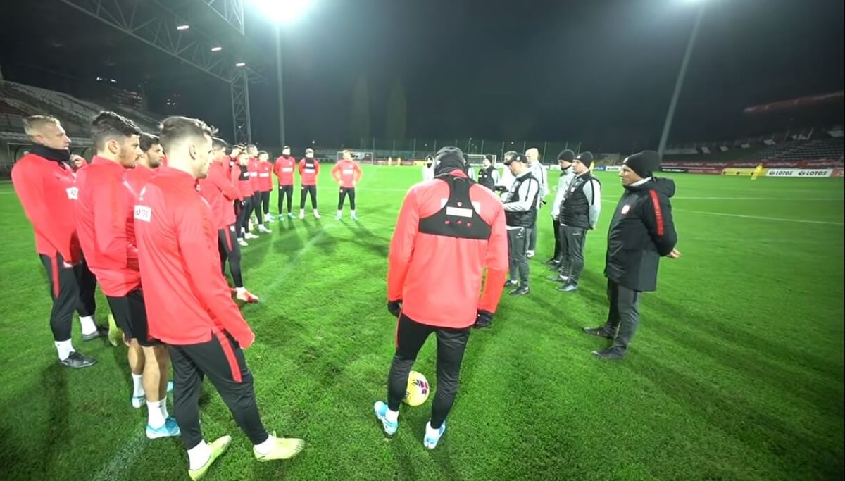 Kolejny piłkarz w reprezentacji z koronawirusem? „Miał podwyższoną temperaturę” Zdjęcie główne wpisu