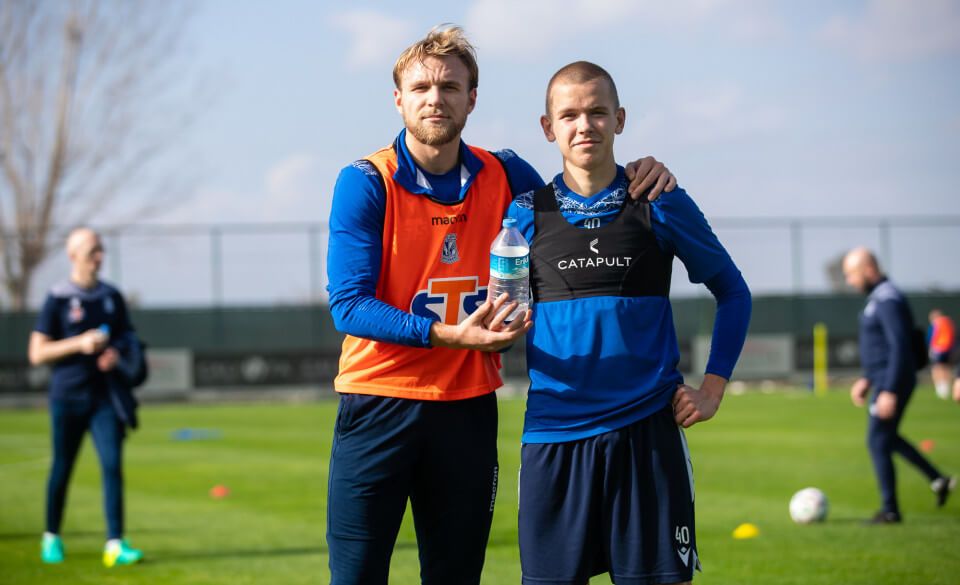 Antoni Kozubal ocenił swój debiut w Lechu Poznań. „Niewiele zapamiętałem, emocje były naprawdę duże” Zdjęcie główne wpisu