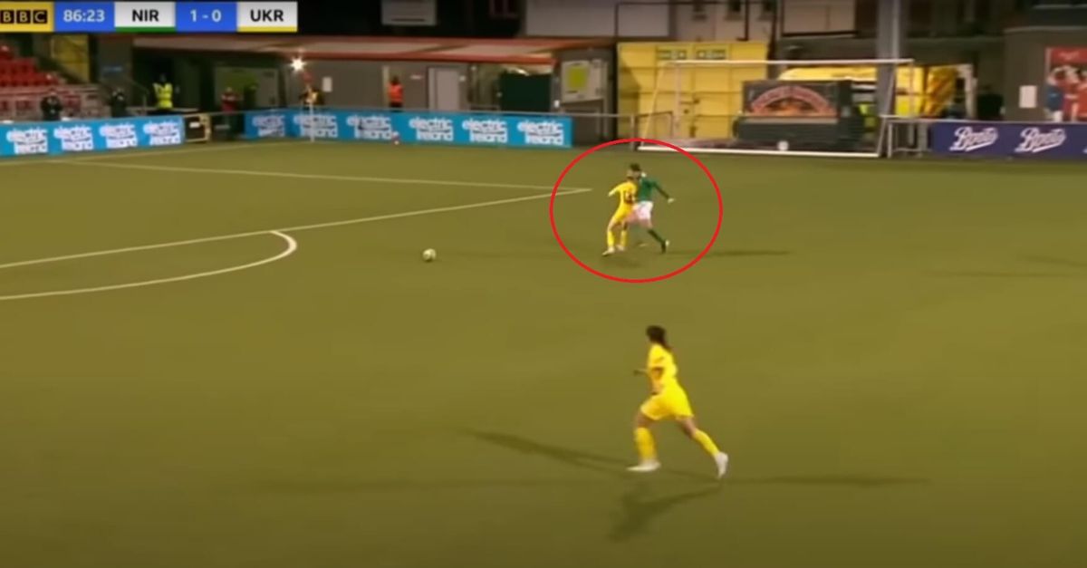 Kuriozalny faul w meczu kobiet. Co ona miała w głowie? [WIDEO] Zdjęcie główne wpisu