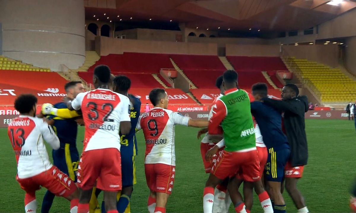 Zamieszanie po hitowym meczu we Francji! Czterech piłkarzy zawieszonych [WIDEO] Zdjęcie główne wpisu