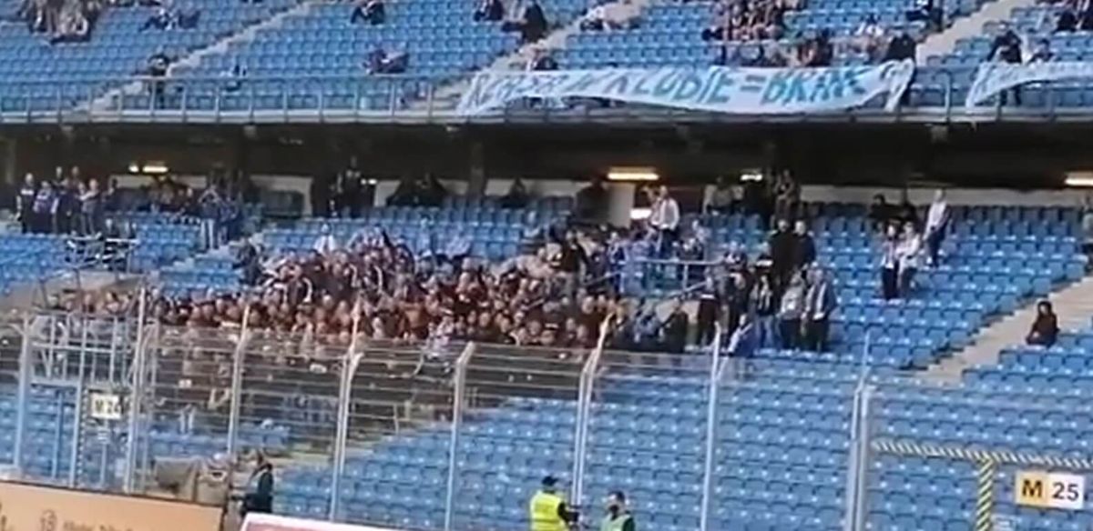 Okrzyki kibiców, wynoszenie transparentów i trolling młodego kibica. Ciekawe zjawiska na trybunach w Poznaniu Zdjęcie główne wpisu